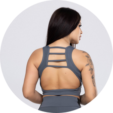 01 top fitness poliamida com recortes e detalhes nas costas cinza